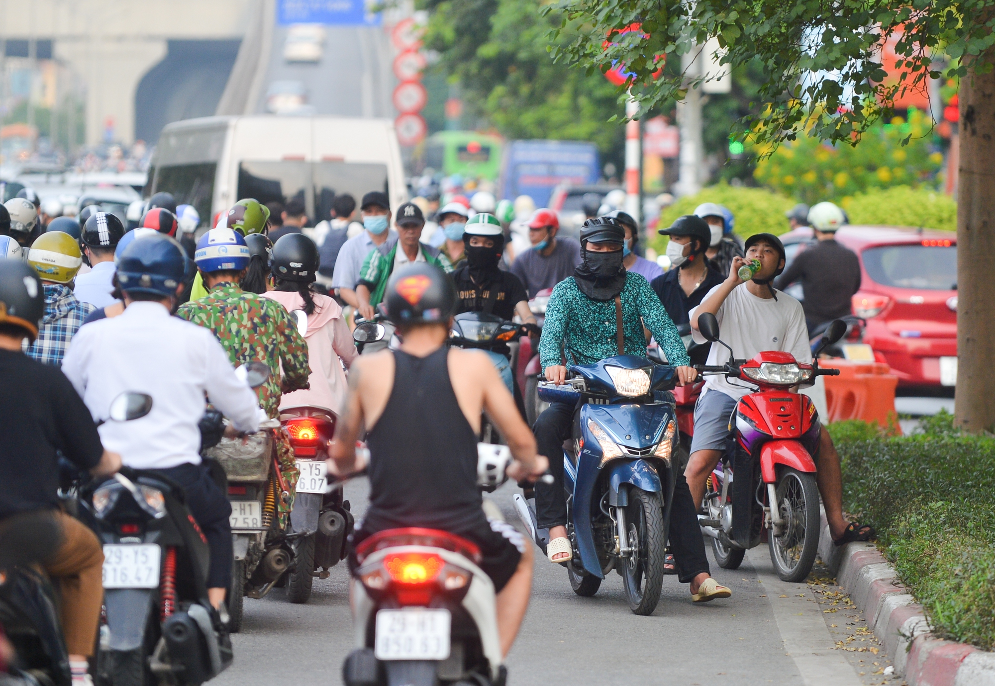 'Đau đầu' cảnh xe máy chạy bất chấp luật lệ, ngang nhiên vi phạm ngay trước mặt CSGT ở Hà Nội - Ảnh 3.