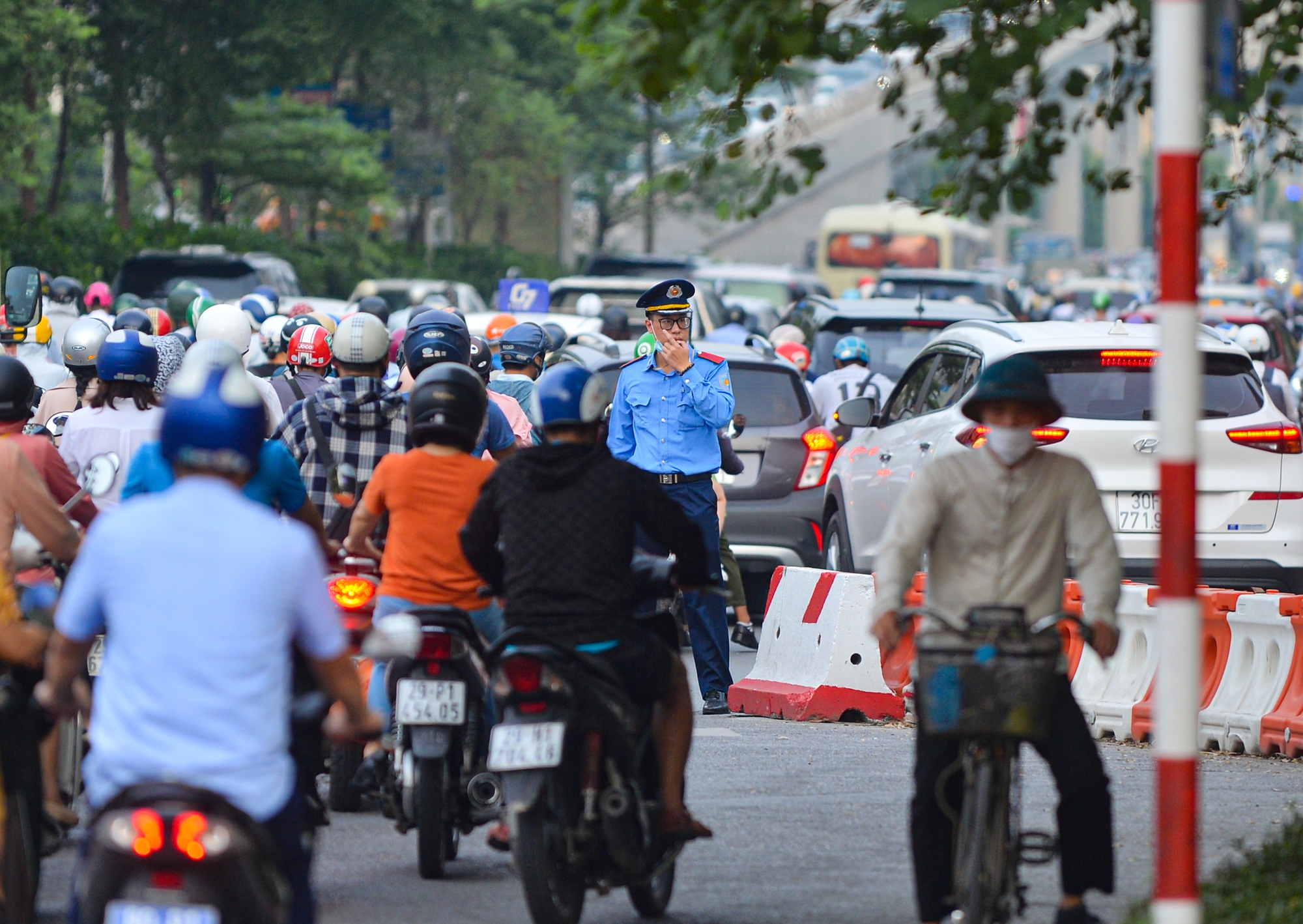 'Đau đầu' cảnh xe máy chạy bất chấp luật lệ, ngang nhiên vi phạm ngay trước mặt CSGT ở Hà Nội - Ảnh 2.