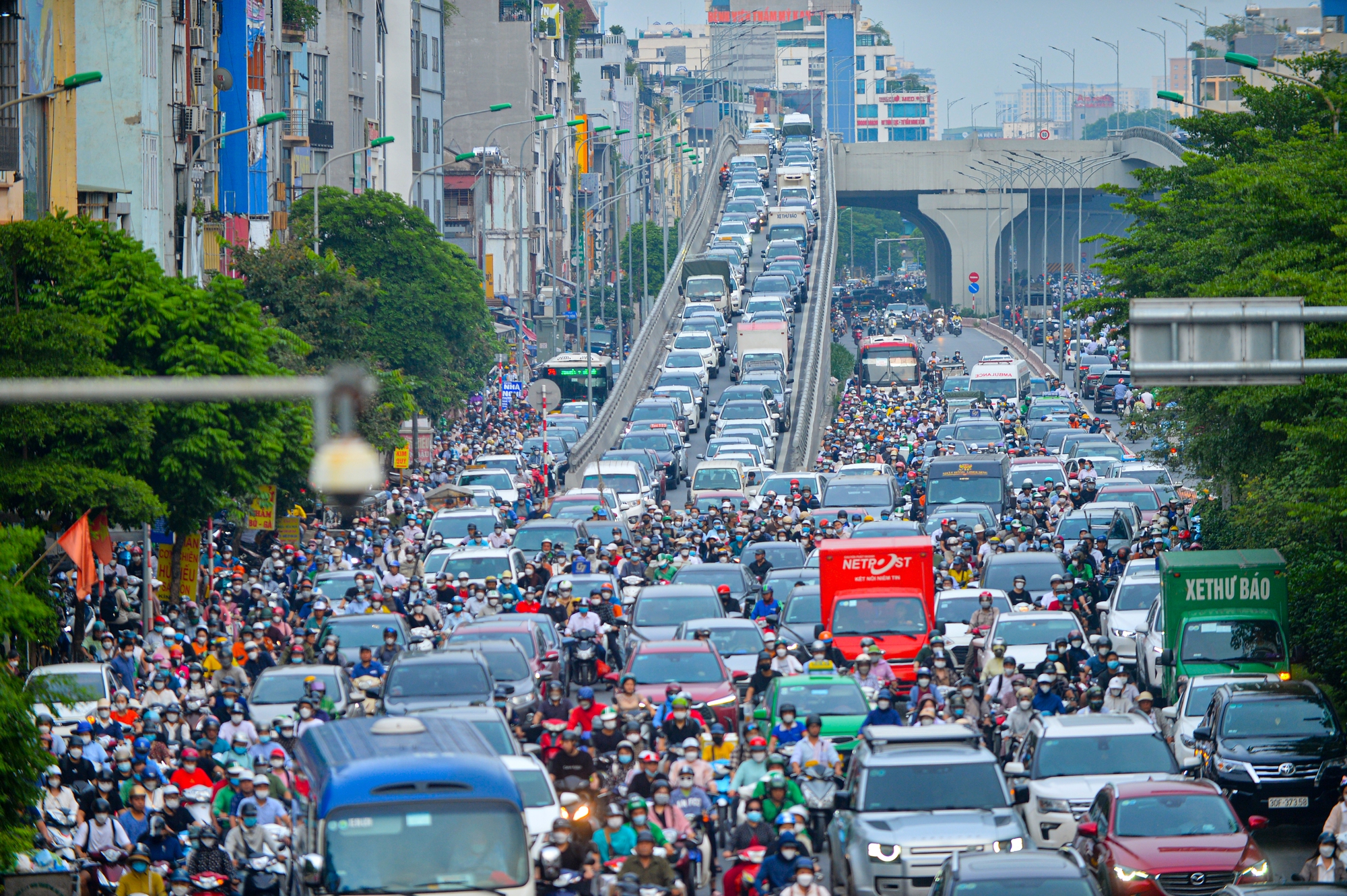 'Đau đầu' cảnh xe máy chạy bất chấp luật lệ, ngang nhiên vi phạm ngay trước mặt CSGT ở Hà Nội - Ảnh 1.