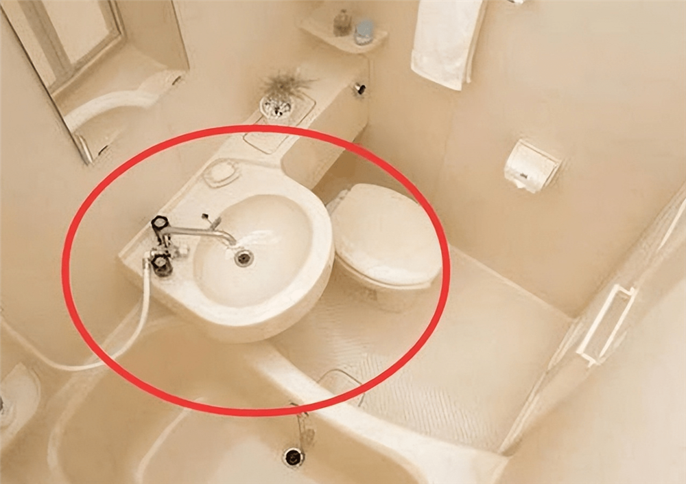 Nhà vệ sinh mini 2m2 vẫn có đủ bồn tắm và mọi yếu tố thiết yếu, nhỏ xinh mà tiện lợi - Ảnh 1.