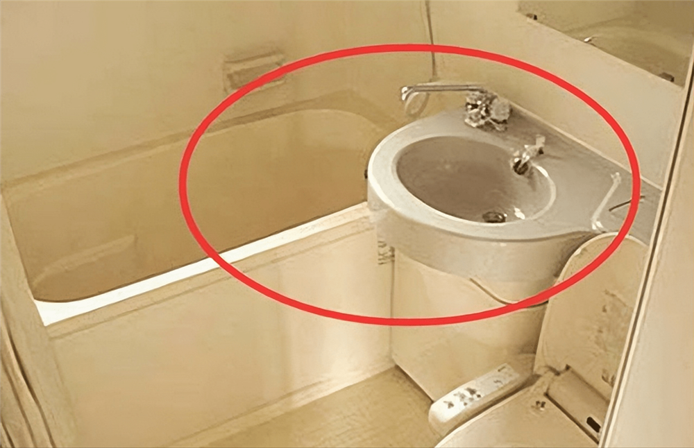 Nhà vệ sinh mini 2m2 vẫn có đủ bồn tắm và mọi yếu tố thiết yếu, nhỏ xinh mà tiện lợi - Ảnh 4.
