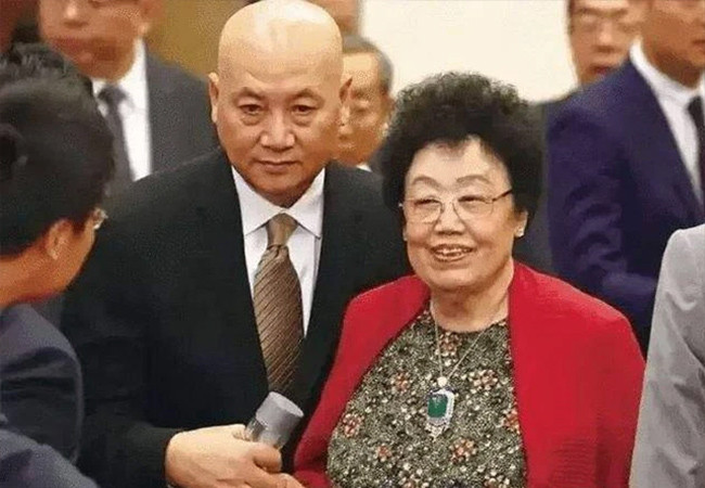 Vợ tỷ phú 82 tuổi của ‘Đường tăng’ Trì Trọng Thụy xuất hiện giữa tin bạo bệnh - Ảnh 4.