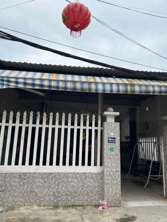 Đau lòng trước cảnh nhà dột, bố mang 10 chiếc thau đi hứng nước, cô gái quyết xây nhà khang trang để báo hiếu - Ảnh 1.