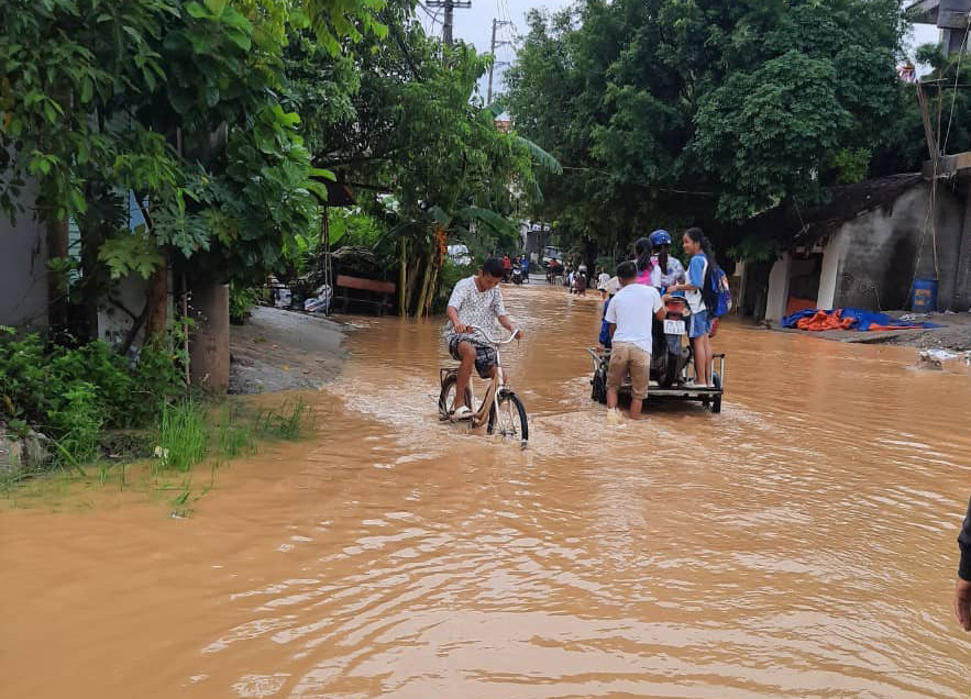Hà Nội huy động bộ đội giúp dân chạy lũ trong đêm - Ảnh 2. Hà Nội huy động bộ đội giúp dân chạy lũ trong đêm - Ảnh 2.
