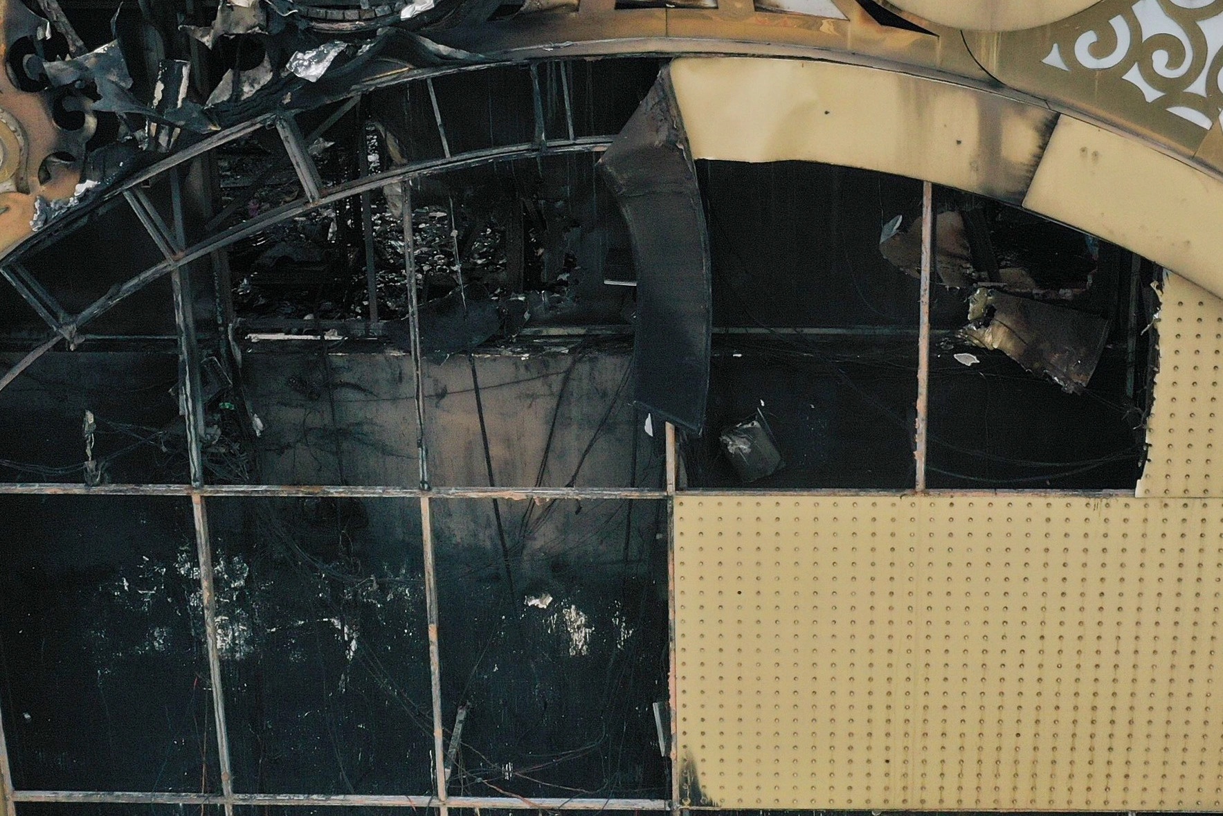 Điện trong biển quảng cáo của quán karaoke là thảm họa gây cháy - Ảnh 2.