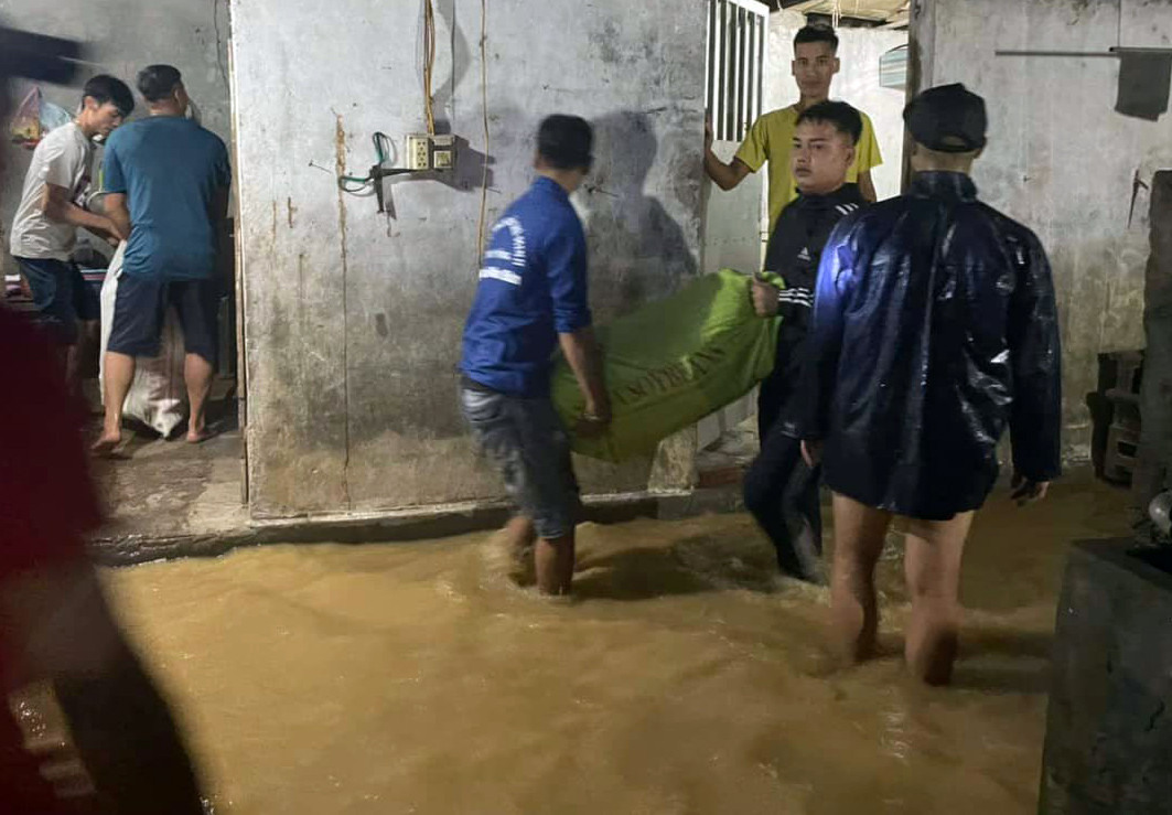 Hà Nội huy động bộ đội giúp dân chạy lũ trong đêm - Ảnh 1. Hà Nội huy động bộ đội giúp dân chạy lũ trong đêm - Ảnh 1.