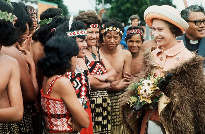 Những điều đặc biệt vô cùng thú vị về Nữ hoàng Elizabeth II - người phụ nữ quyền lực nhất nước Anh - Ảnh 3.