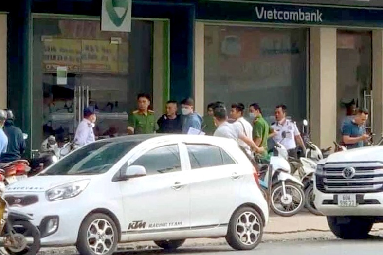 Camera ghi cảnh tên cướp uy hiếp nhân viên nhà băng ở Đồng Nai - Ảnh 1.