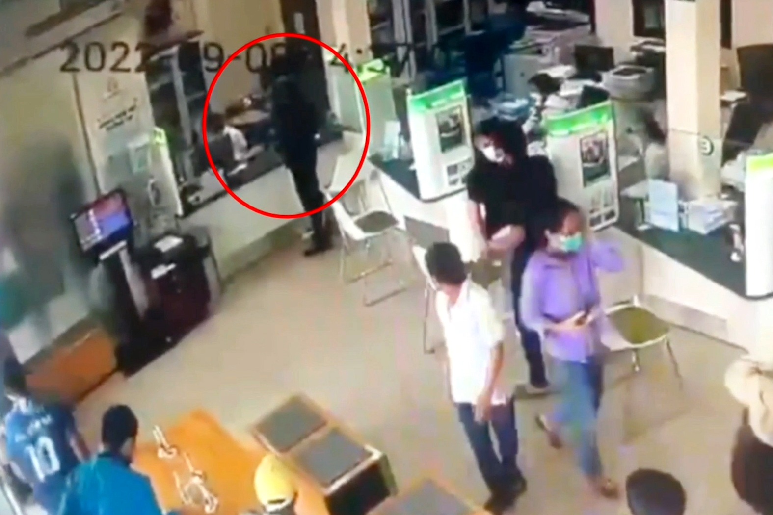 Camera ghi cảnh tên cướp uy hiếp nhân viên nhà băng ở Đồng Nai - Ảnh 2.