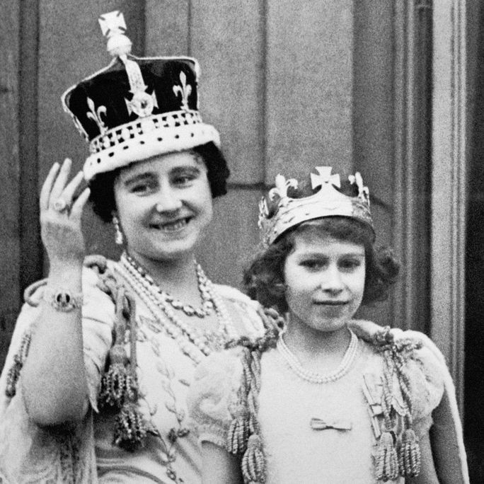 Cuộc đời lừng lẫy của Nữ hoàng Elizabeth II: Người phụ nữ được coi là vĩ đại nhất nước Anh - Ảnh 2.
