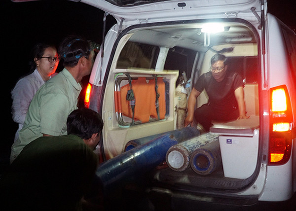 Nỗ lực cứu bé trai 10 tuổi rơi xuống trụ bêtông sâu 35m ở Đồng Tháp  - Ảnh 2.