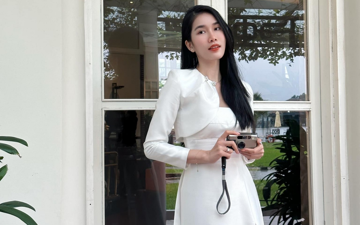 Á hậu Phương Anh đẹp mộng mơ với áo dài cách điệu trắng tinh khôi ở Huế