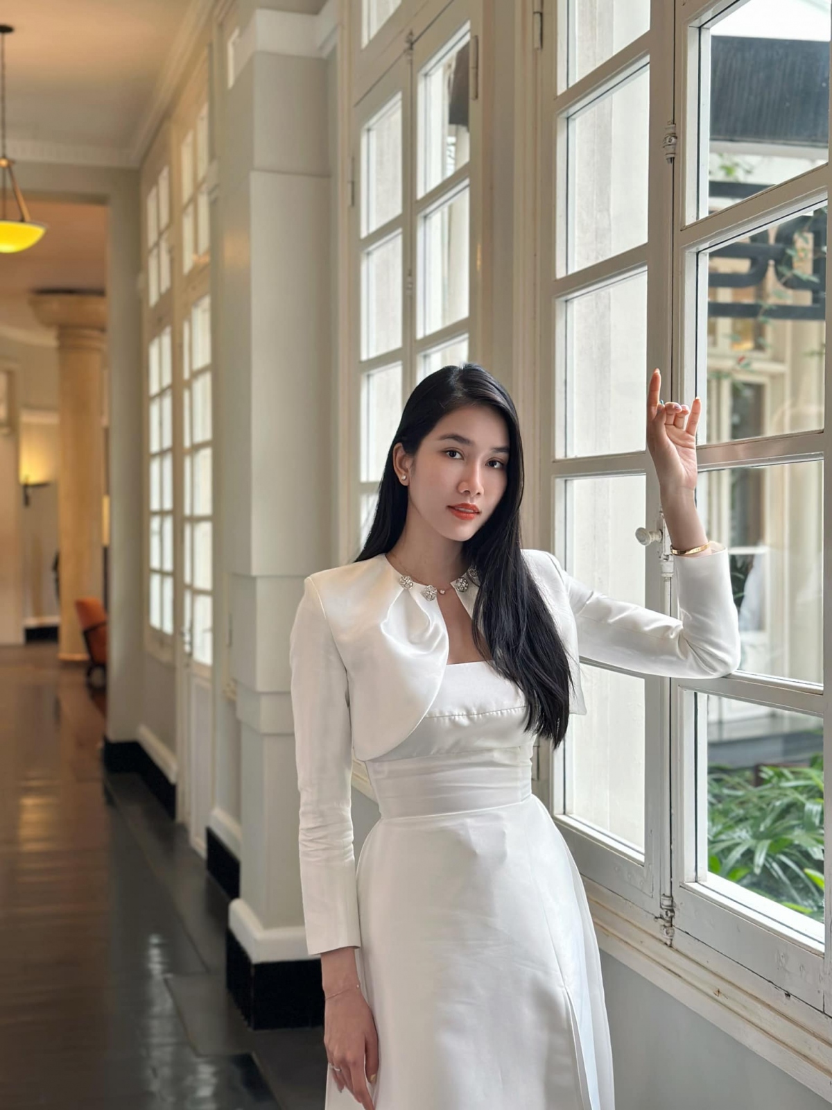 Á hậu Phương Anh đẹp mộng mơ với áo dài cách điệu trắng tinh khôi ở Huế - Ảnh 3.