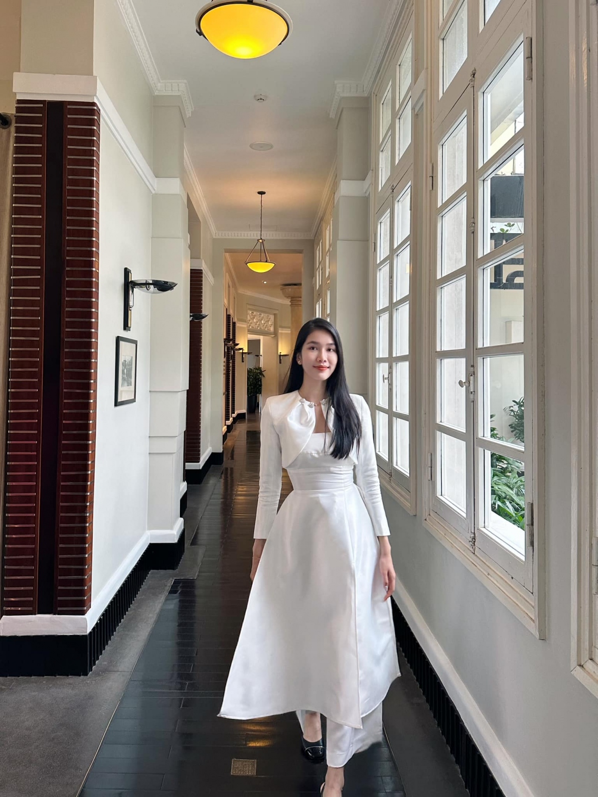 Á hậu Phương Anh đẹp mộng mơ với áo dài cách điệu trắng tinh khôi ở Huế - Ảnh 4.