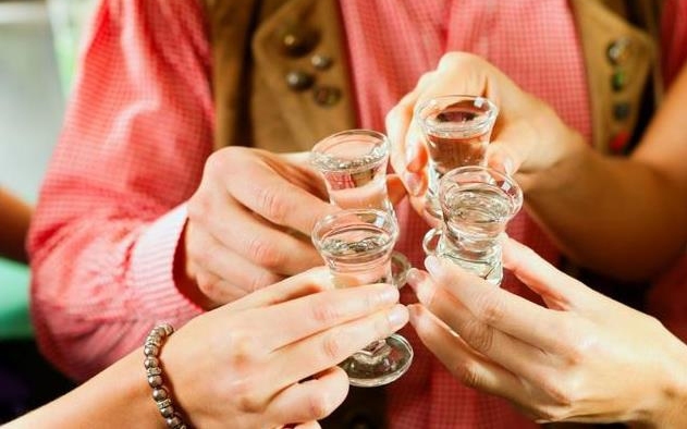 Từ vụ thanh niên 25 hôn mê sâu, tổn thương não do uống rượu, chuyên gia chỉ rõ 5 sai lầm khi uống rượu nhất định phải tránh để bảo vệ tính mạng