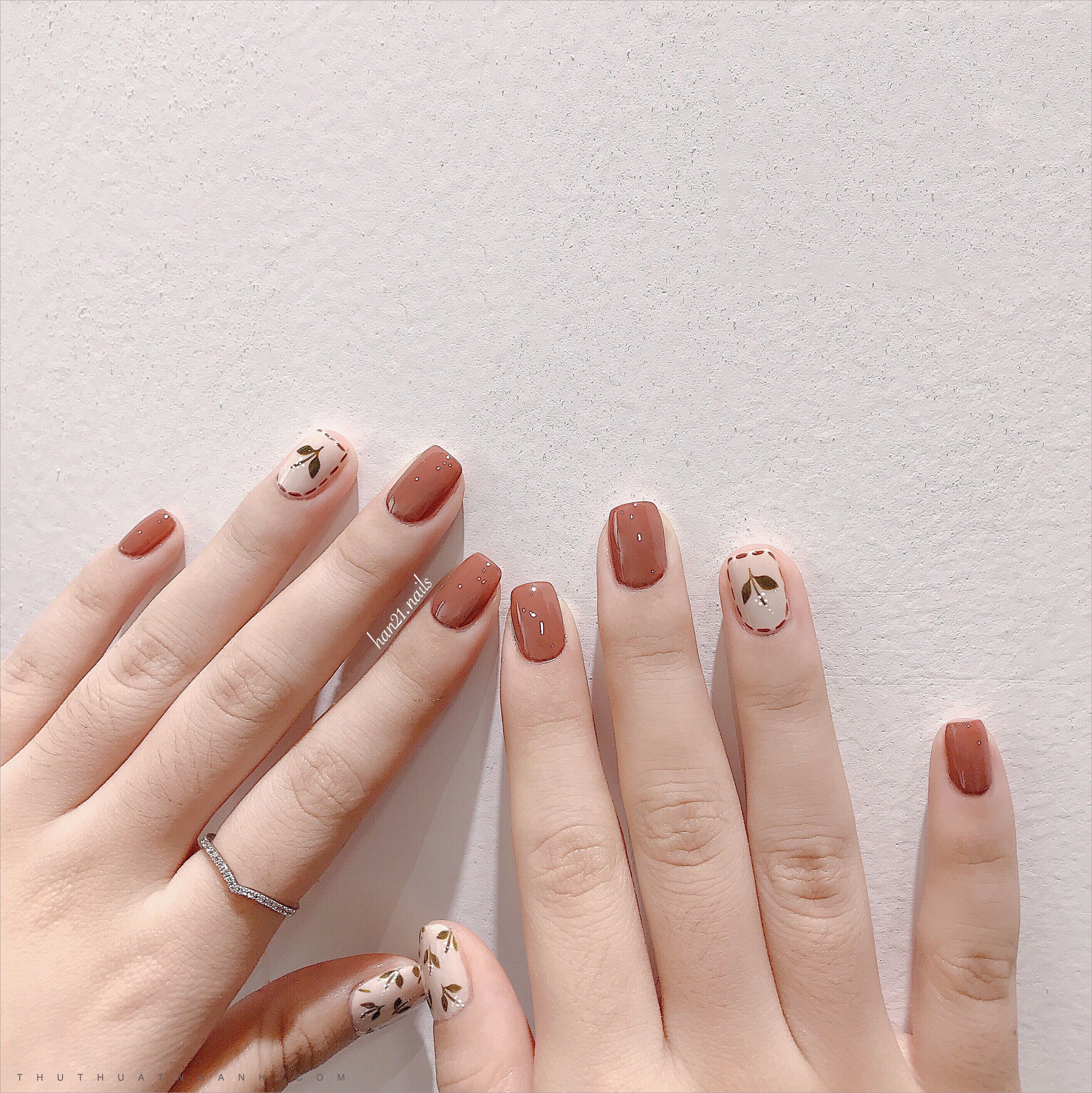 11 mẫu nail 'cute xỉu” lên tay xinh hết nấc mà vẫn nhẹ nhàng để diện đi học  | Minimal nails art, Hello nails, Beauty nails design