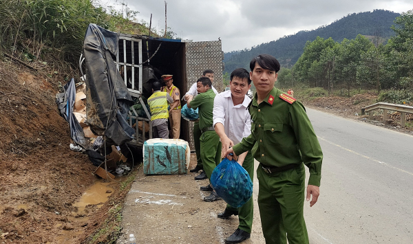 &Ocirc;t&ocirc; tải lật ngang sau khi t&ocirc;ng v&agrave;o ta luy dương, 3 người tử vong - Ảnh 1.