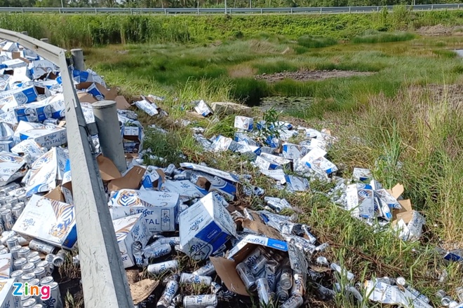 Hàng trăm thùng bia đổ trên cao tốc TP.HCM - Trung Lương - Ảnh 2.