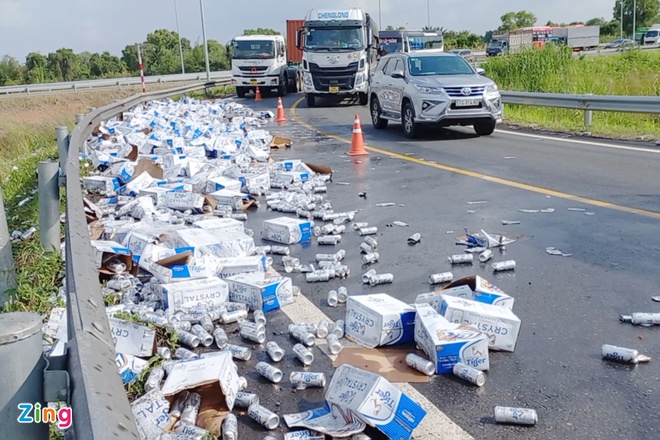 Hàng trăm thùng bia đổ trên cao tốc TP.HCM - Trung Lương - Ảnh 1.