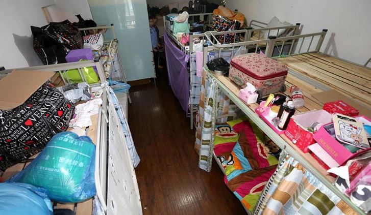 Giá thuê nhà đắt đỏ, 39 người chen chúc trong căn nhà 90m2 ở Thượng Hải: Kê tận 16 chiếc giường, vì lợi nhuận mà bất chấp rủi ro  - Ảnh 2.