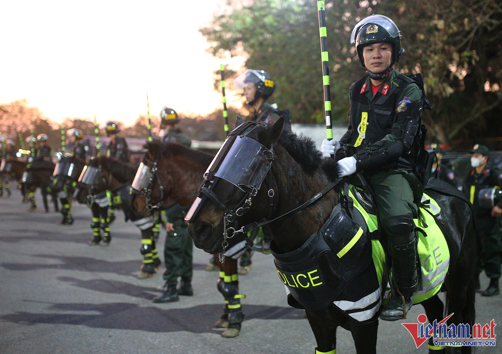 Cảnh sát cơ động kỵ binh bảo vệ an ninh chung kết Việt Nam - Thái Lan - Ảnh 9.