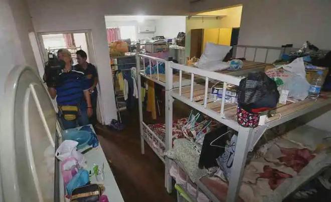 Giá thuê nhà đắt đỏ, 39 người chen chúc trong căn nhà 90m2 ở Thượng Hải: Kê tận 16 chiếc giường, vì lợi nhuận mà bất chấp rủi ro  - Ảnh 1.