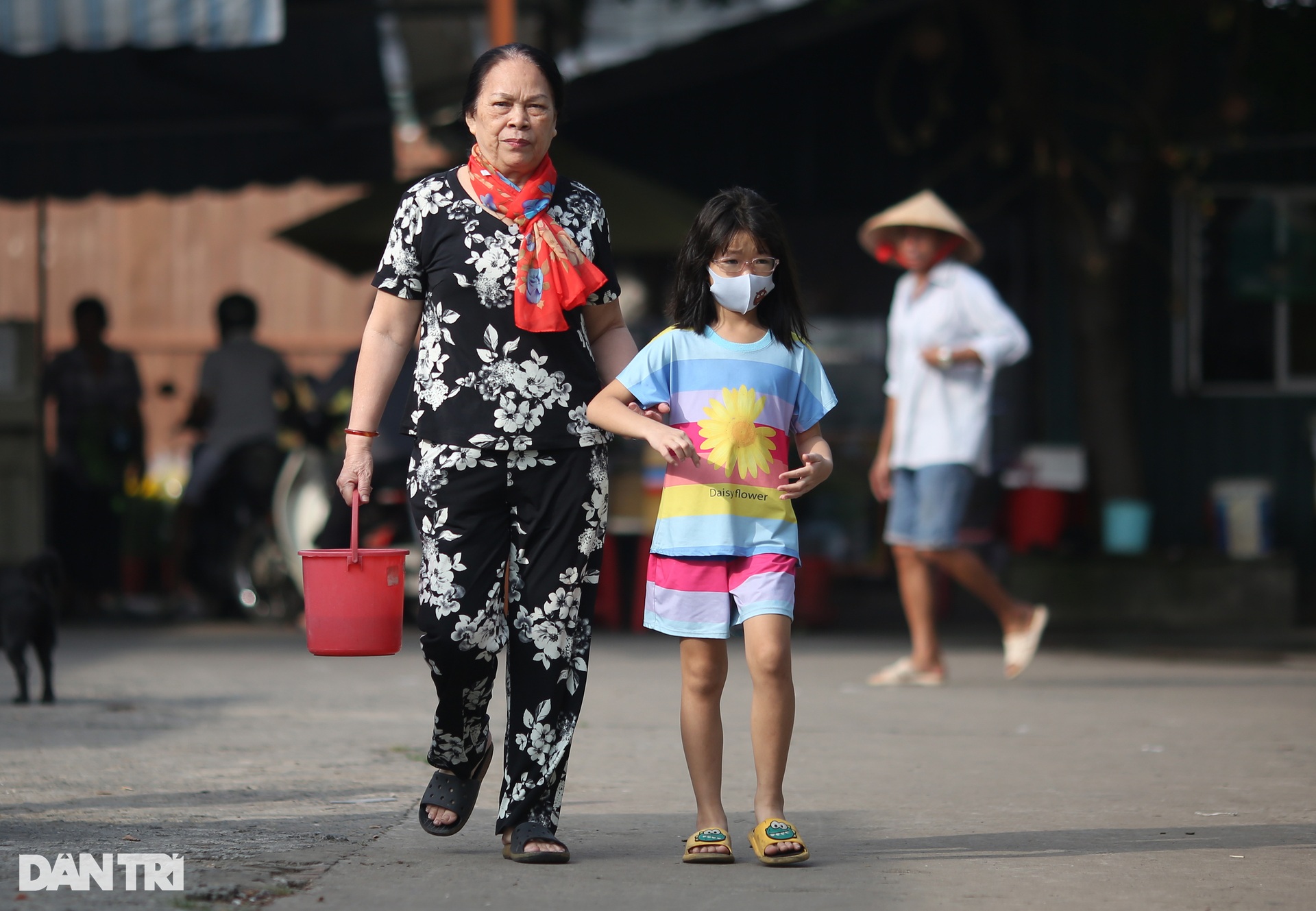 Cá chép chưa kịp tiễn ông Táo &quot;lên trời&quot; đã bị chích điện - Ảnh 4.