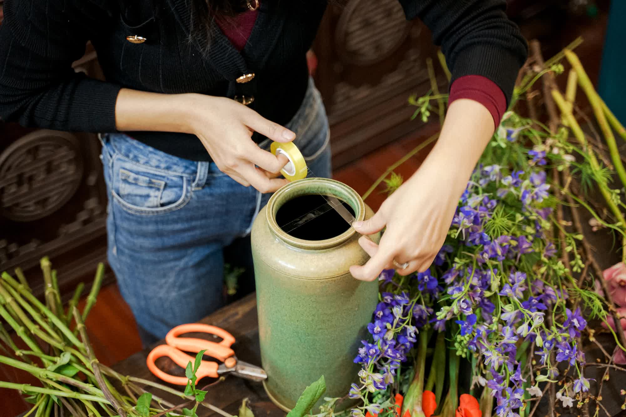 Cắm bình hoa truyền thống cho Tết này, toàn những loại hoa truyền thống nhưng lại đẹp bất ngờ nhờ cách cắm - Ảnh 3.