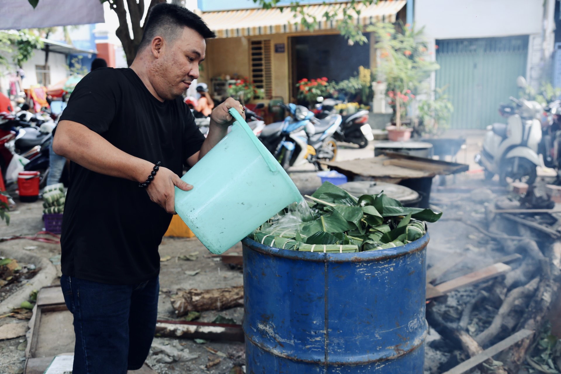 Hàng trăm bạn trẻ Sài Gòn cùng nhau &quot;thổi lửa&quot;, nấu 2.000 bánh chưng tặng người vô gia cư, trẻ em nghèo ăn Tết - Ảnh 14.