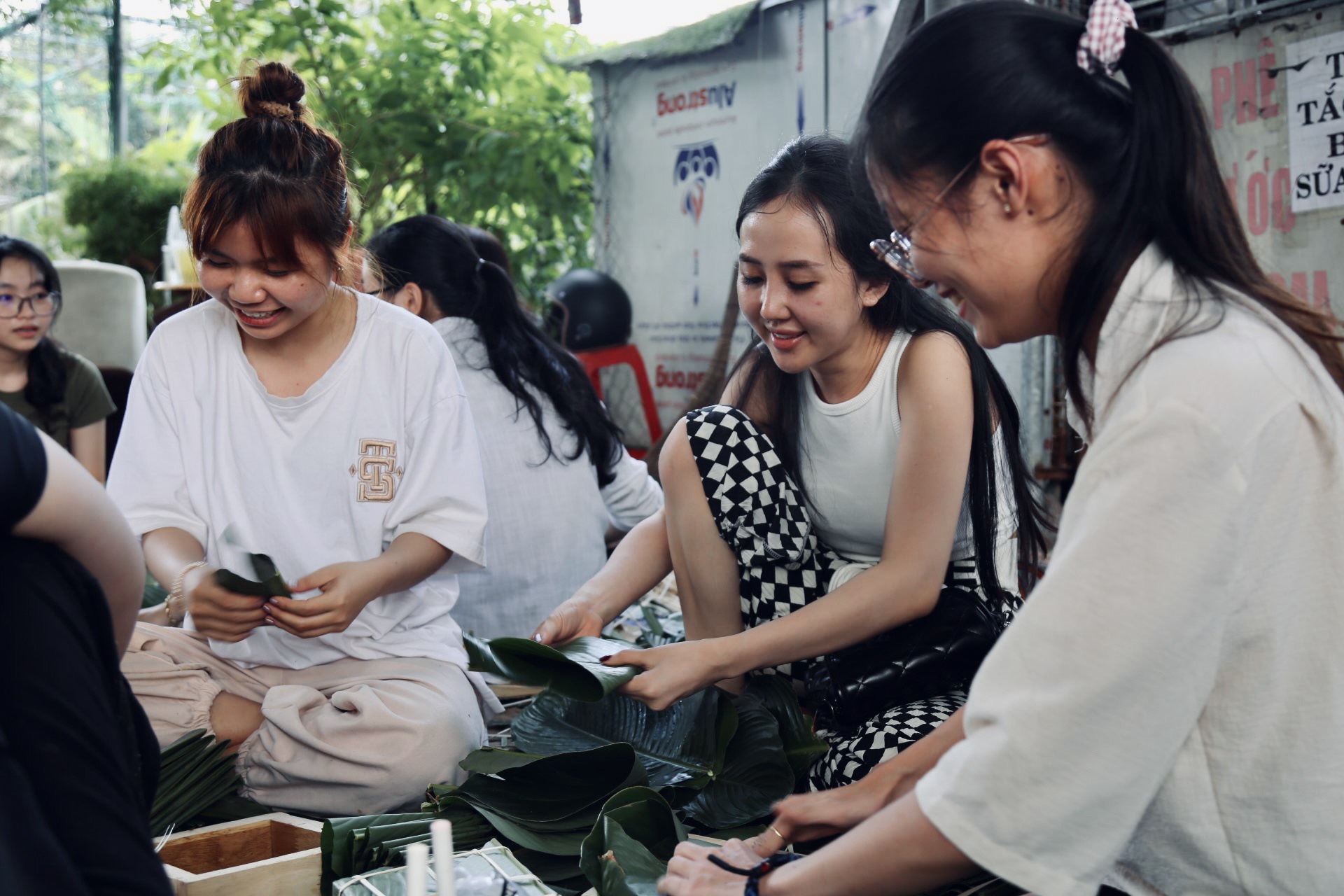 Hàng trăm bạn trẻ Sài Gòn cùng nhau &quot;thổi lửa&quot;, nấu 2.000 bánh chưng tặng người vô gia cư, trẻ em nghèo ăn Tết - Ảnh 11.