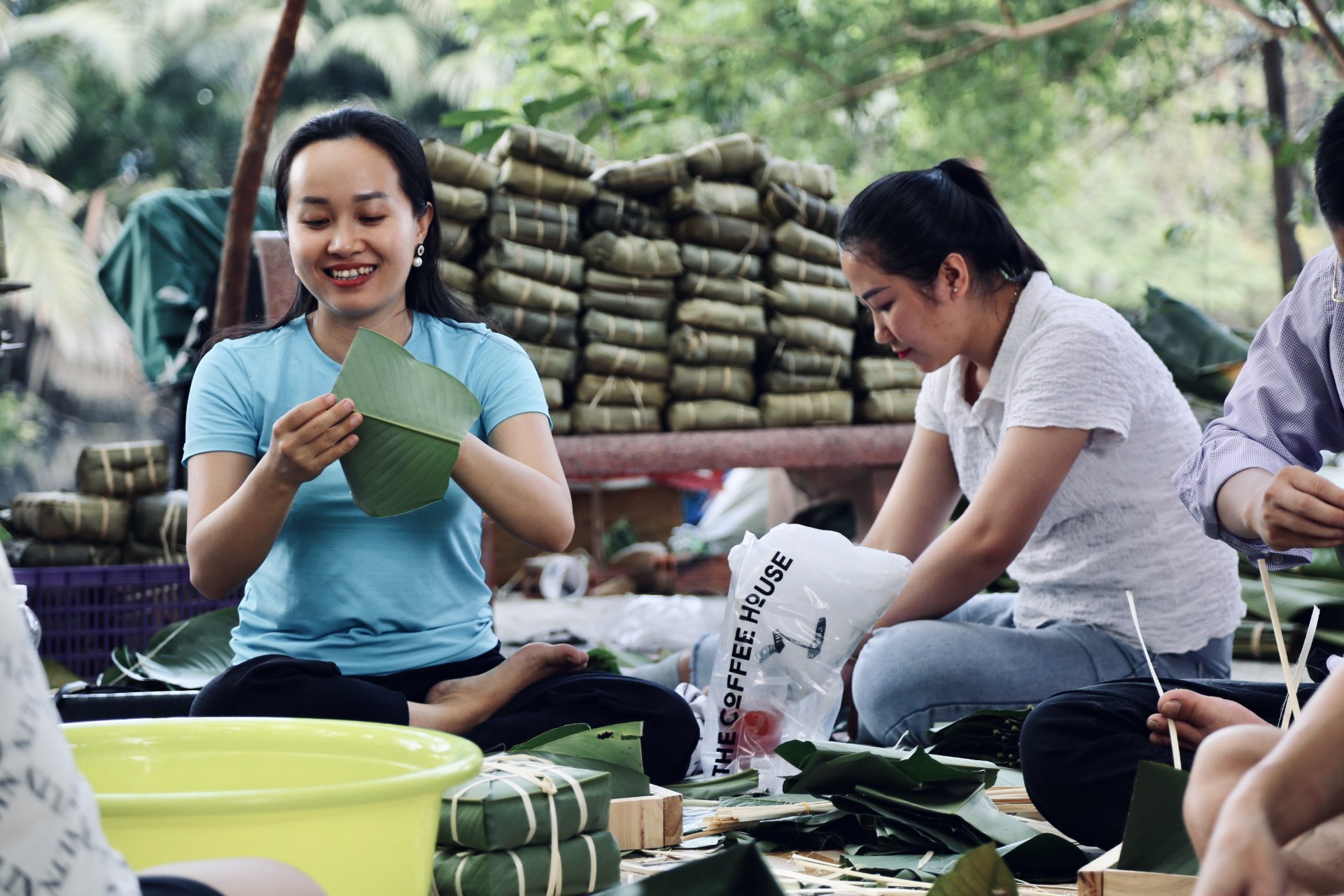 Hàng trăm bạn trẻ Sài Gòn cùng nhau &quot;thổi lửa&quot;, nấu 2.000 bánh chưng tặng người vô gia cư, trẻ em nghèo ăn Tết - Ảnh 4.