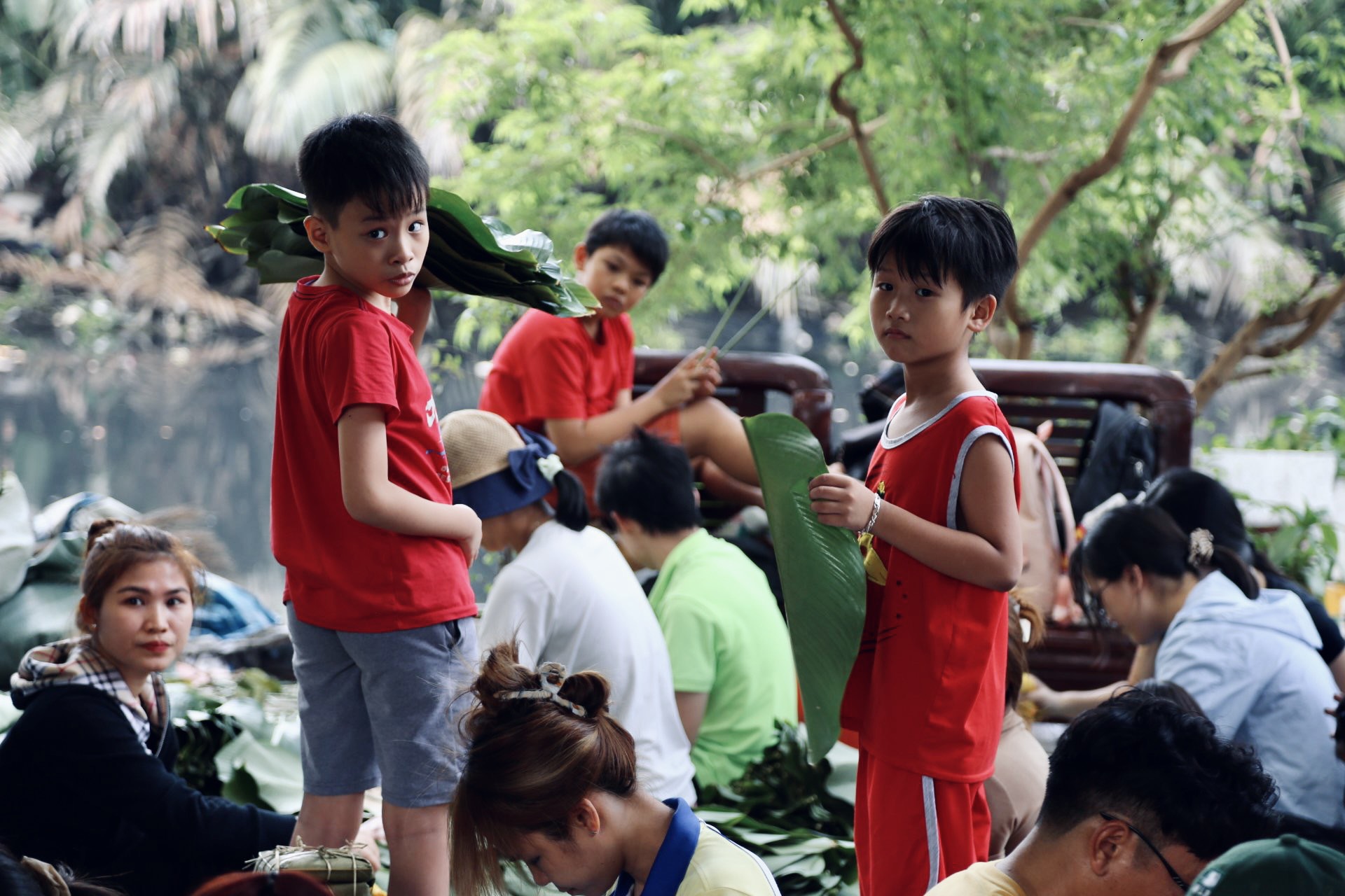 Hàng trăm bạn trẻ Sài Gòn cùng nhau &quot;thổi lửa&quot;, nấu 2.000 bánh chưng tặng người vô gia cư, trẻ em nghèo ăn Tết - Ảnh 9.