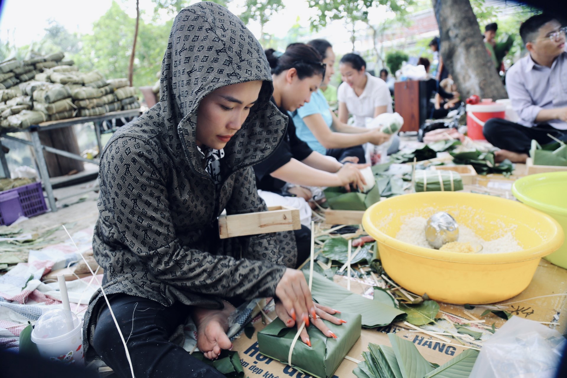 Hàng trăm bạn trẻ Sài Gòn cùng nhau &quot;thổi lửa&quot;, nấu 2.000 bánh chưng tặng người vô gia cư, trẻ em nghèo ăn Tết - Ảnh 2.