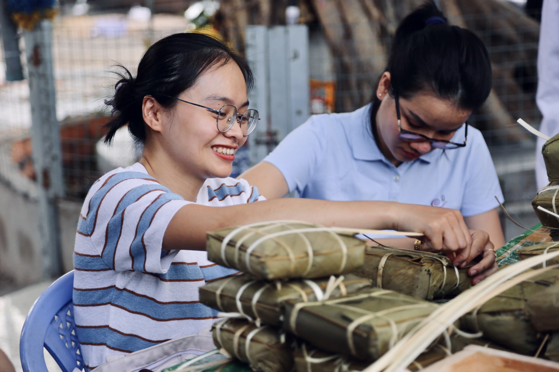 Hàng trăm bạn trẻ Sài Gòn cùng nhau &quot;thổi lửa&quot;, nấu 2.000 bánh chưng tặng người vô gia cư, trẻ em nghèo ăn Tết - Ảnh 15.