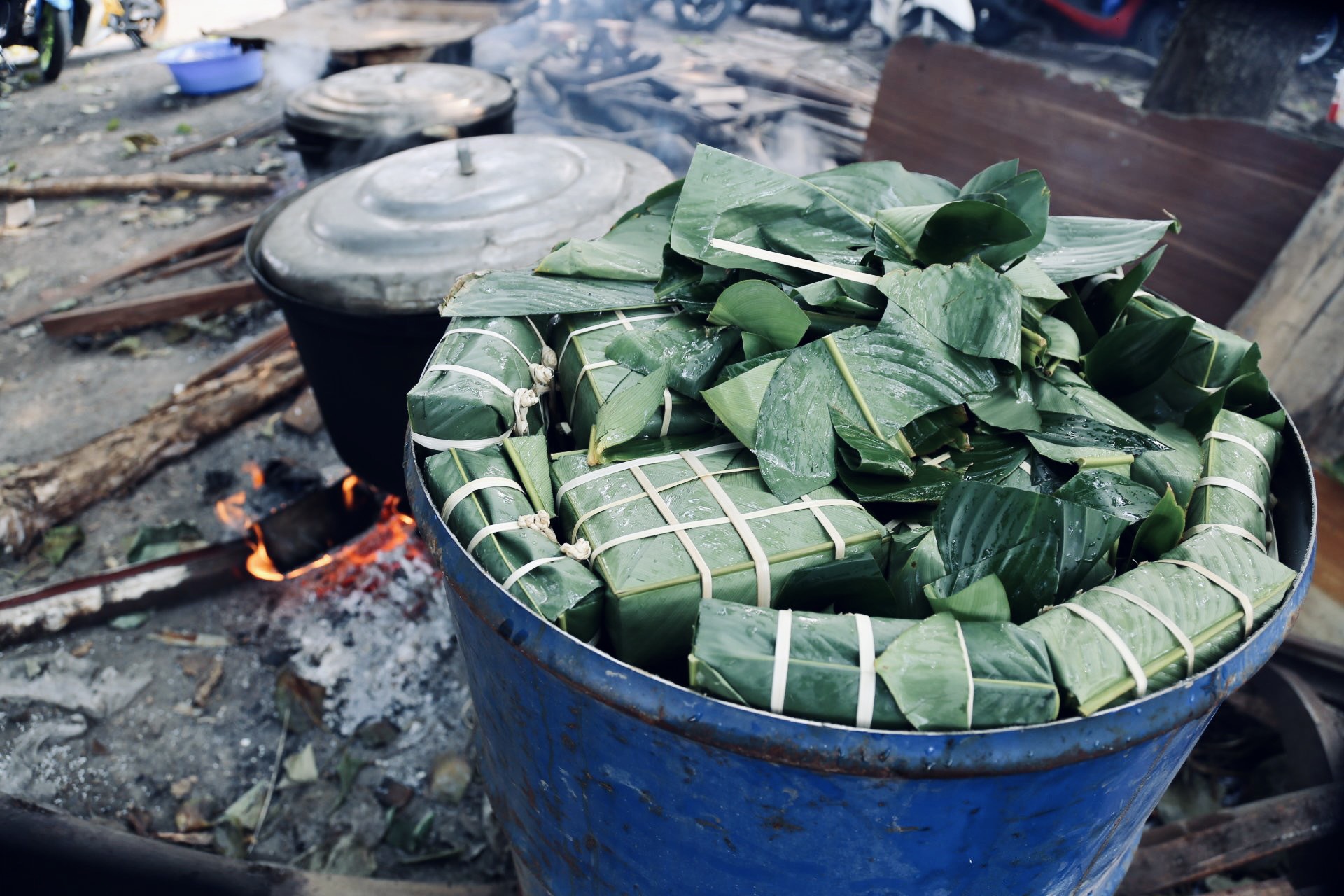 Hàng trăm bạn trẻ Sài Gòn cùng nhau &quot;thổi lửa&quot;, nấu 2.000 bánh chưng tặng người vô gia cư, trẻ em nghèo ăn Tết - Ảnh 3.