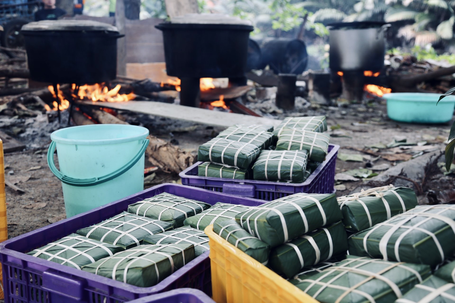 Hàng trăm bạn trẻ Sài Gòn cùng nhau &quot;thổi lửa&quot;, nấu 2.000 bánh chưng tặng người vô gia cư, trẻ em nghèo ăn Tết - Ảnh 8.