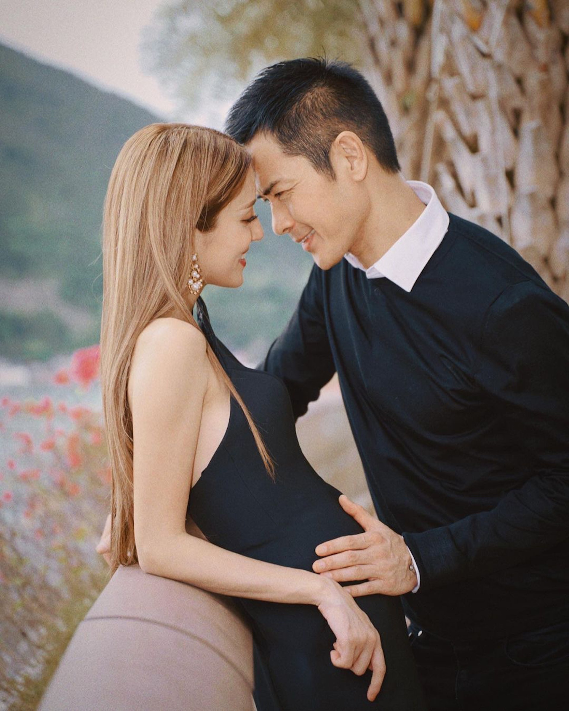 Hôn nhân hạnh phúc của tài tử Trịnh Gia Dĩnh và hoa hậu kém 22 tuổi - Ảnh 1.