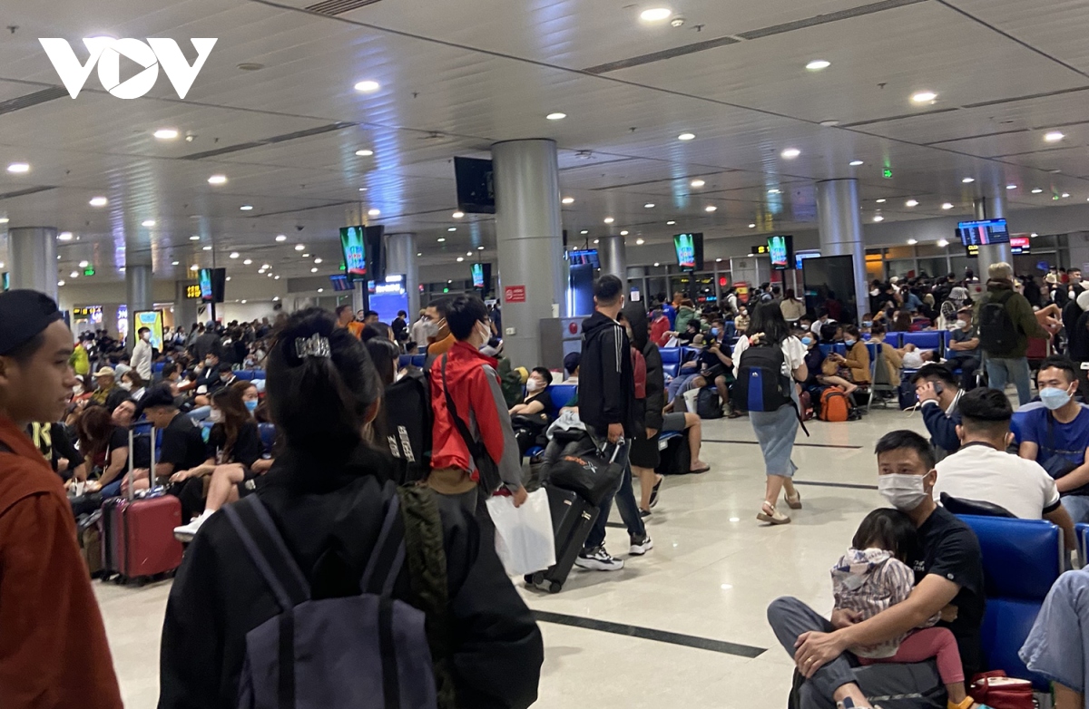 Thời tiết xấu khiến 15 chuyến bay ở Đà Nẵng phải hoãn hủy, hạ cánh xuống sân bay khác - Ảnh 2.