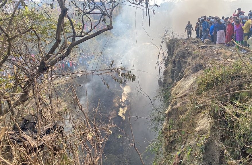 Máy bay chở 72 người rơi ở Nepal, nhiều người chết - Ảnh 1.