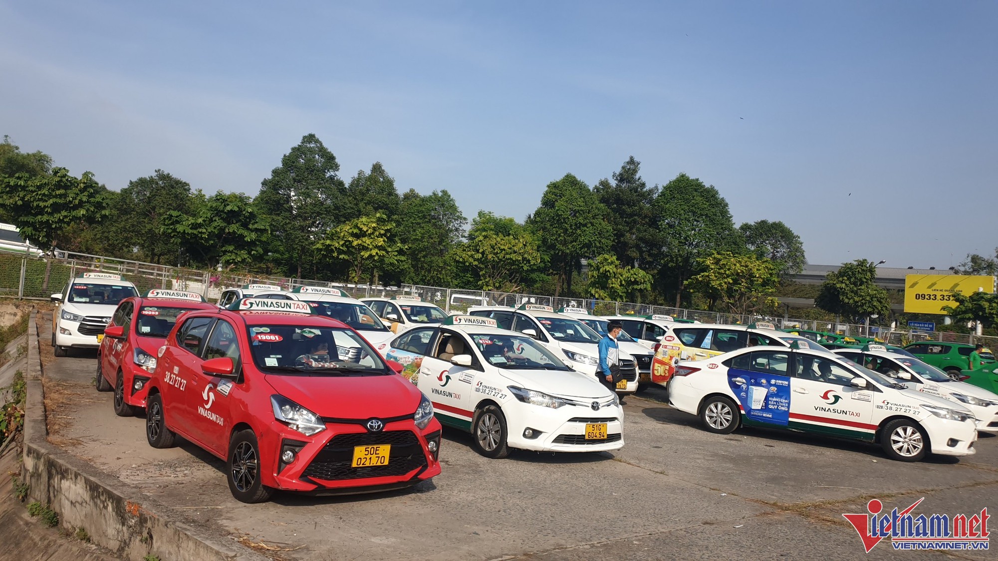 Tài xế taxi ở sân bay Tân Sơn Nhất phấn khởi khi có bãi đỗ xe miễn phí - Ảnh 1.