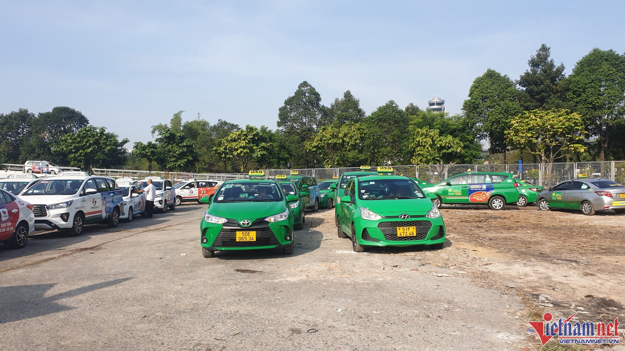 Tài xế taxi ở sân bay Tân Sơn Nhất phấn khởi khi có bãi đỗ xe miễn phí - Ảnh 2.