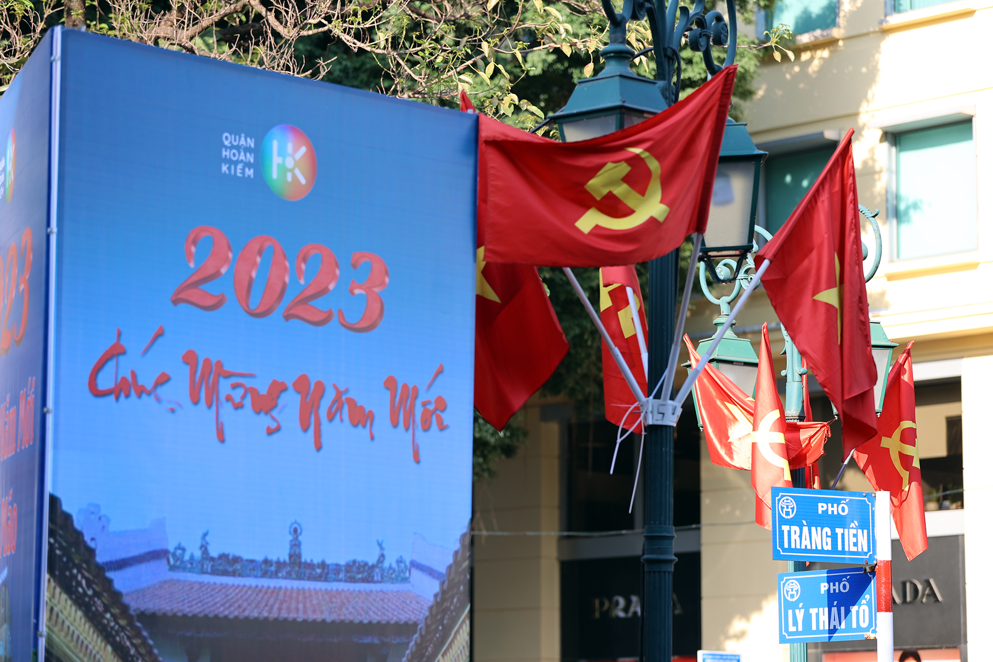 Phố phường Hà Nội rợp cờ hoa mừng Đảng, mừng Xuân Quý Mão 2023 - Ảnh 8.