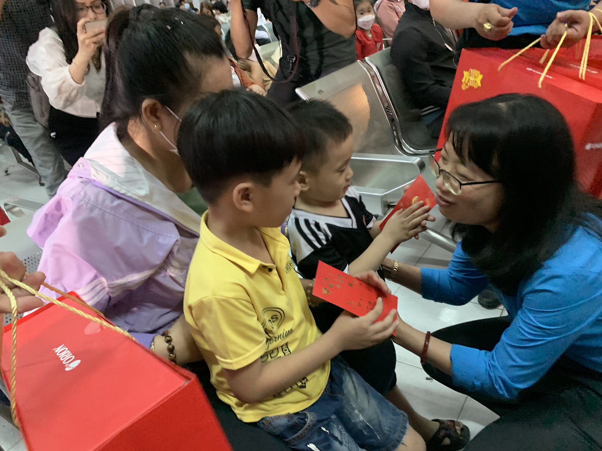 TP.HCM: 'Chuyến t&agrave;u m&ugrave;a xu&acirc;n' đưa h&agrave;ng trăm c&ocirc;ng nh&acirc;n về qu&ecirc; đ&oacute;n Tết - Ảnh 2.