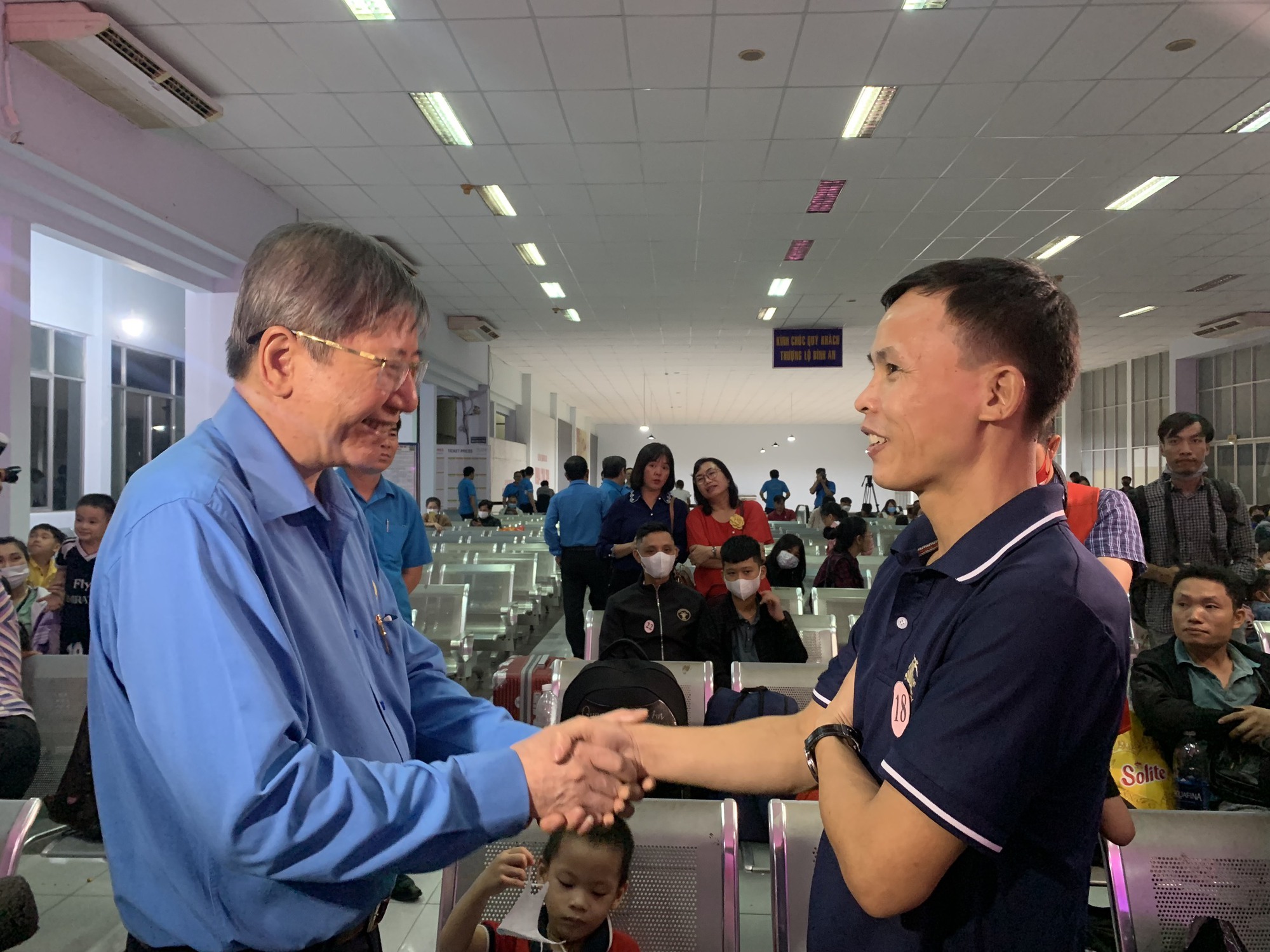 TP.HCM: 'Chuyến t&agrave;u m&ugrave;a xu&acirc;n' đưa h&agrave;ng trăm c&ocirc;ng nh&acirc;n về qu&ecirc; đ&oacute;n Tết - Ảnh 3.