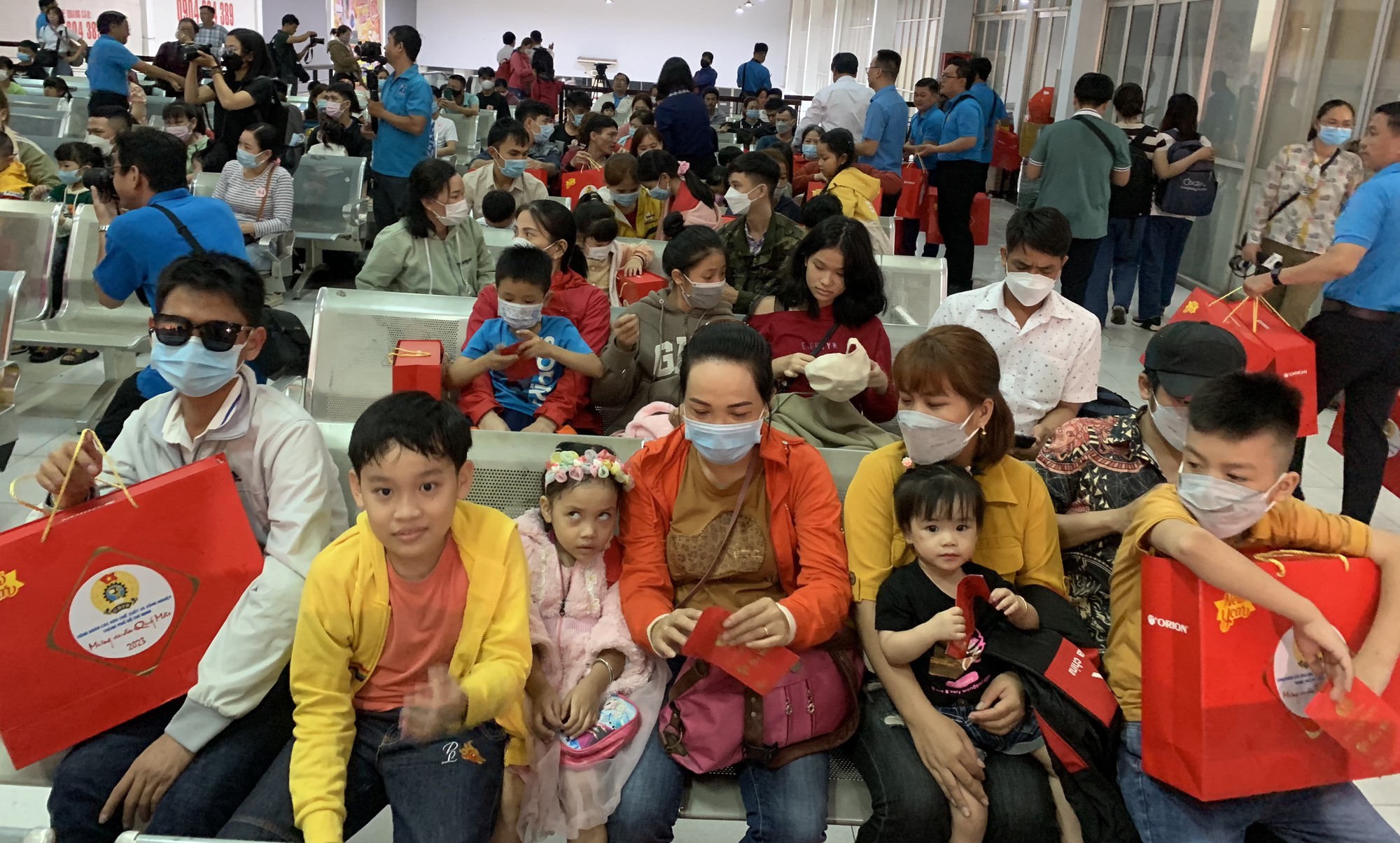 TP.HCM: 'Chuyến t&agrave;u m&ugrave;a xu&acirc;n' đưa h&agrave;ng trăm c&ocirc;ng nh&acirc;n về qu&ecirc; đ&oacute;n Tết - Ảnh 1.