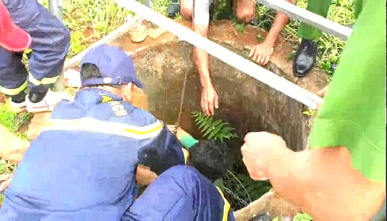 Cứu sống người đàn ông sau 4 ngày rơi xuống giếng sâu 25m ở Đắk Lắk - Ảnh 1.