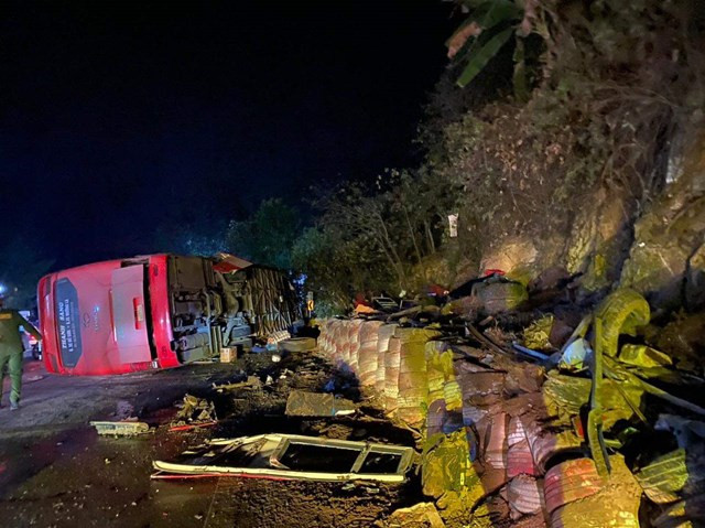 Vụ xe kh&aacute;ch t&ocirc;ng 3 người tử vong: &Ocirc; t&ocirc; đ&atilde; hết hạn đăng kiểm - Ảnh 1.
