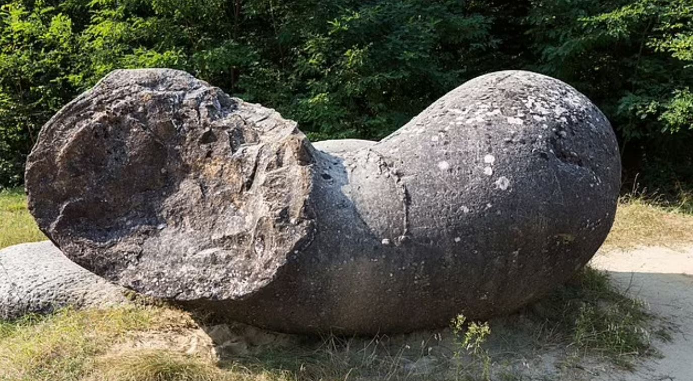 Những tảng đá bí ẩn biết ‘sinh nở’ ở Romania - Ảnh 6.
