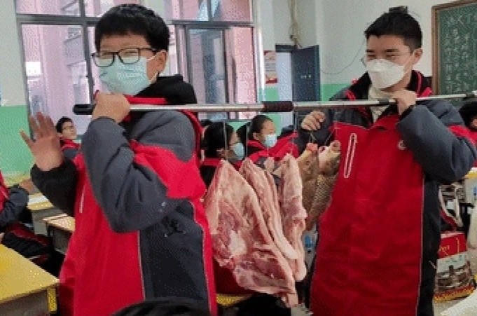 Thưởng Tết bằng thịt lợn và cá sống ở Trung Quốc - Ảnh 1.