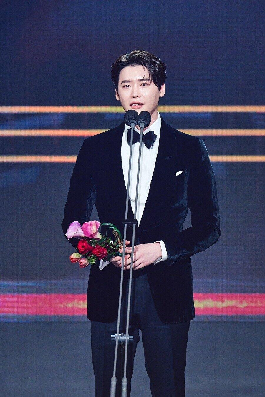 Lee Jong Suk - IU xứng danh cặp đôi viên mãn nhất nhì Kbiz năm 2022: Sự nghiệp thăng hoa, tình yêu ngọt ngào - Ảnh 6.